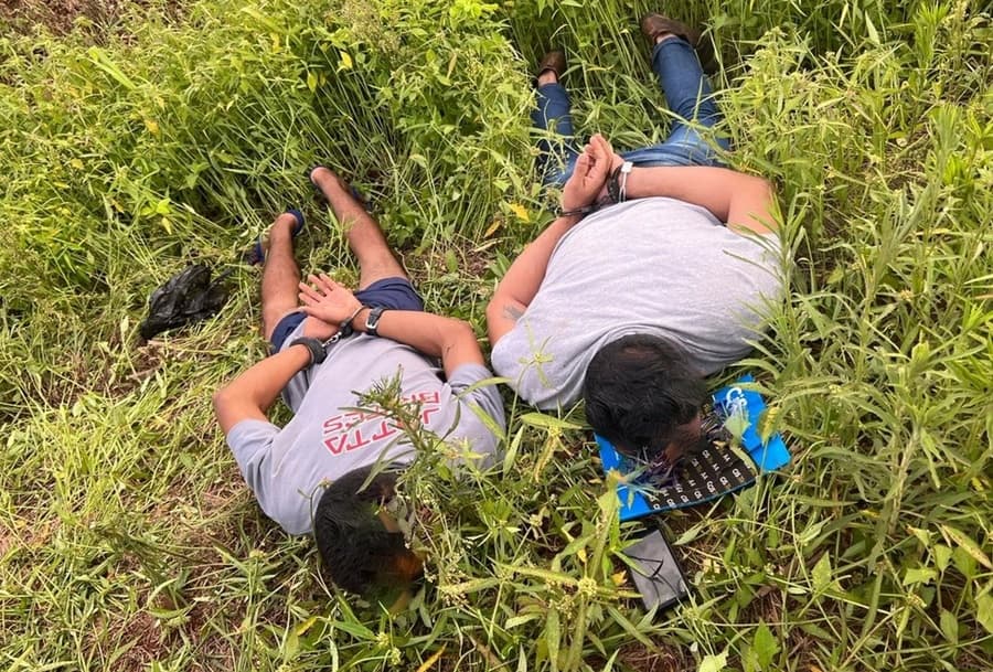 Durante fiscalização da Receita Federal, dupla é presa com 11 Kg de cocaína