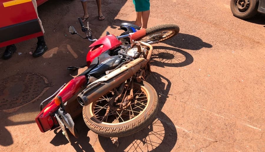 Motociclista tem fratura exposta após colisão contra carro em Sidrolândia