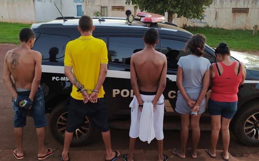 Polícia Civil prende dupla após eles serem flagrados vendendo drogas