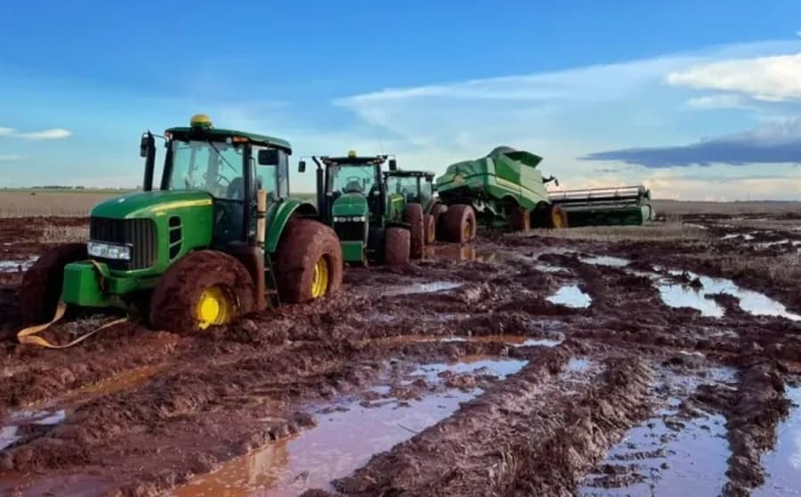 Excesso de chuva impede colheita e gera atoleiro em lavouras da região