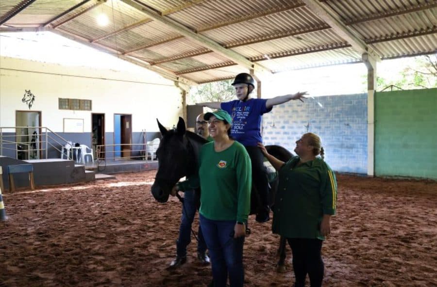 Projeto de equoterapia da PMMS beneficia pacientes de Sidrolândia e mais cinco cidades