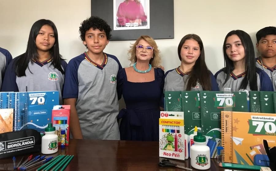 Prefeitura investe R$ 2,1 milhões e começa a entregar uniformes e kits escolares