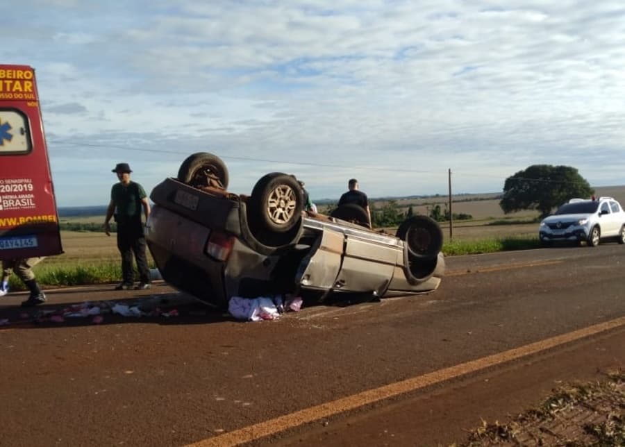 Condutor perde controle e capota Fiat Uno na BR-060 entre Sidrolândia e Nioaque