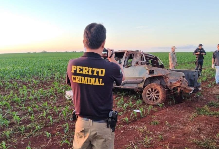 Mulher de 56 anos morre em capotamento e motorista é socorrido em estado grave