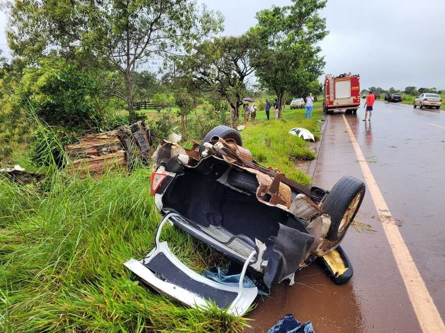 Carro aquaplana, bate em árvore e parte ao meio na MS-162 entre Sidrolândia e Maracaju