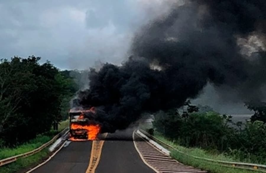 Carreta pega fogo e fica totalmente destruída na Serra de Maracaju