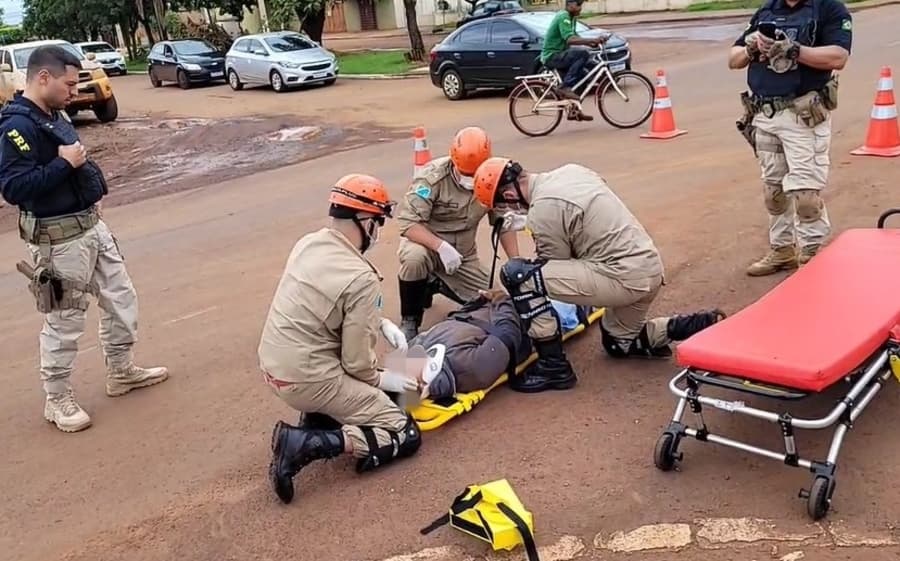 Colisão com veículo Gol deixa motociclista ferido em cruzamento na Avenida Dorvalino dos Santos