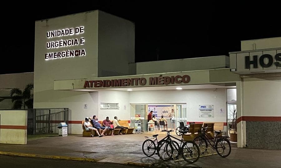Homem é esfaqueado por colega de alojamento e revida com socos no rosto