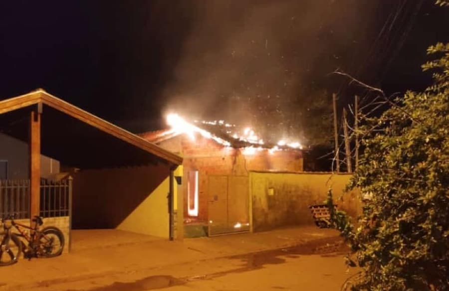 Corpo de Bombeiros é acionado para conter incêndio em residência no Bairro São Bento