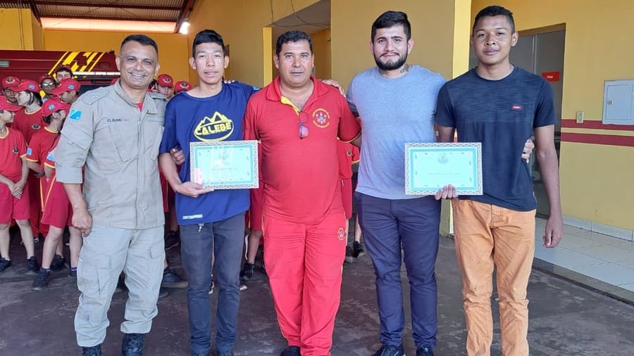 Will Ximenes doa curso de Barbeiro para alunos do projeto Bombeiros do Amanhã