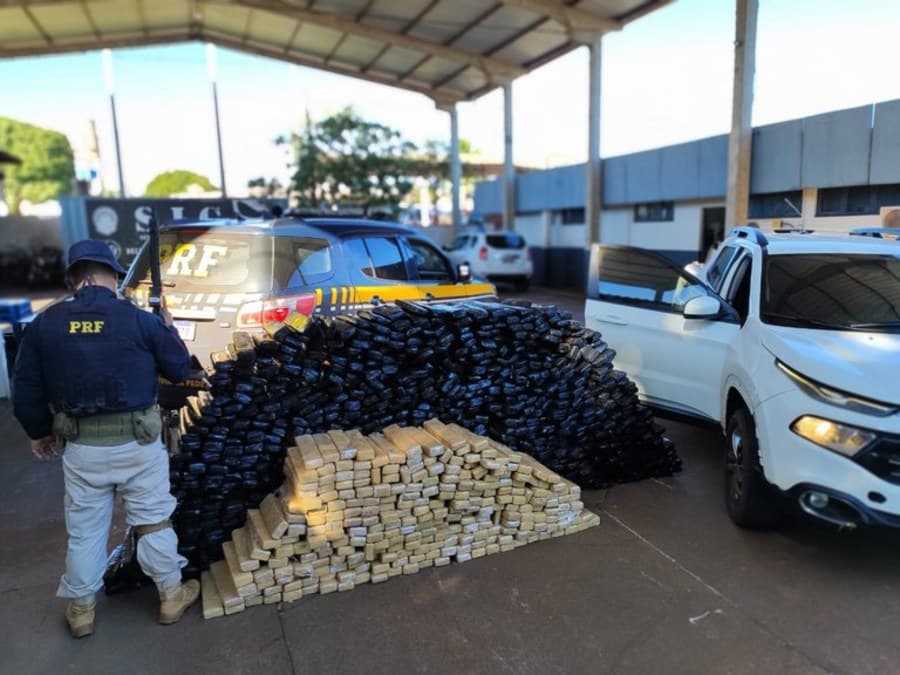 Polícia Rodoviária Federal recupera carro roubado e apreende 1.200 Kg de maconha