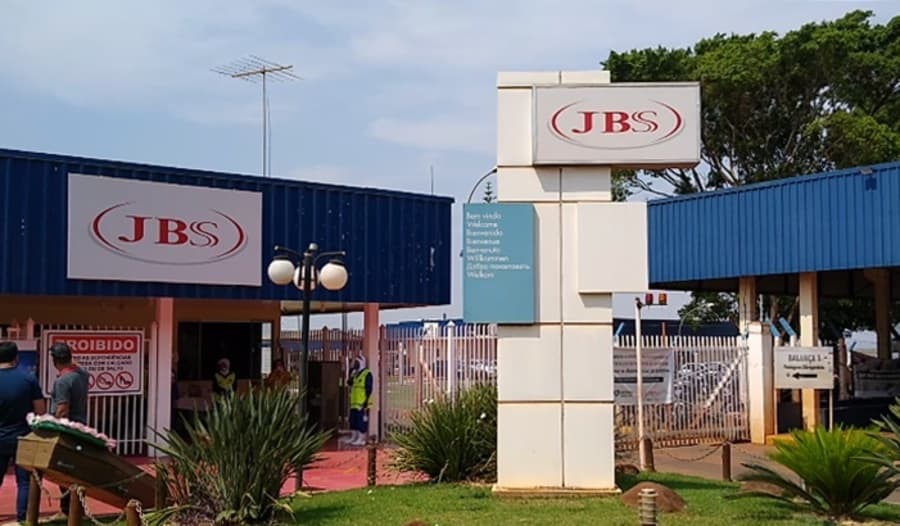 “Condições degradantes”, diz Sindaves ao processar JBS por suposta exploração de apanhadores de frango
