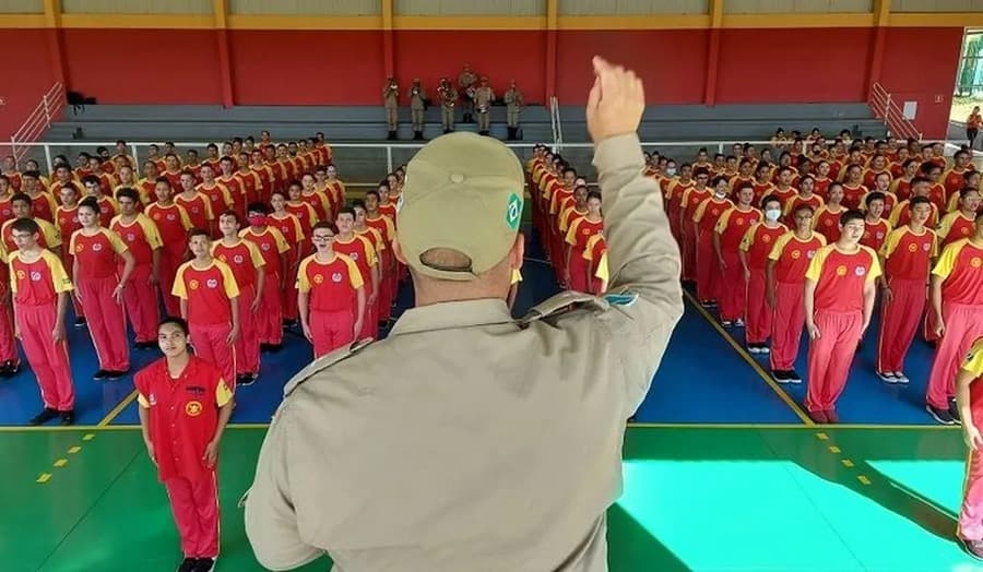 Contrariando Lula, Governo de MS mantém escolas cívico-militares