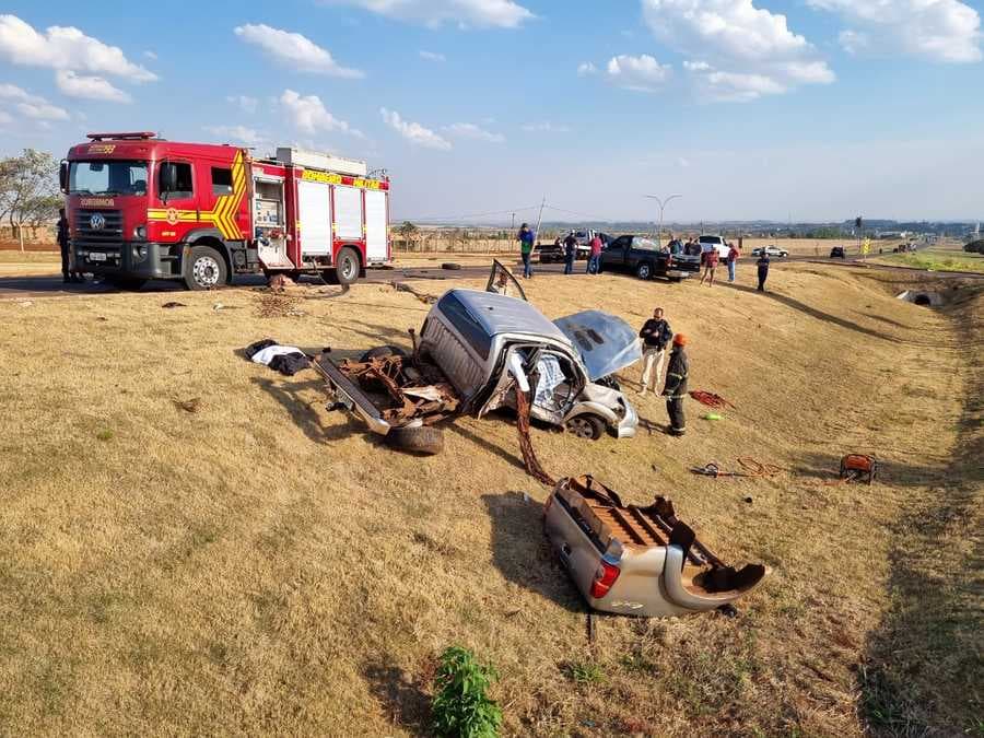 Colisão entre caminhonetes na BR-060 deixa dois mortos e dois feridos