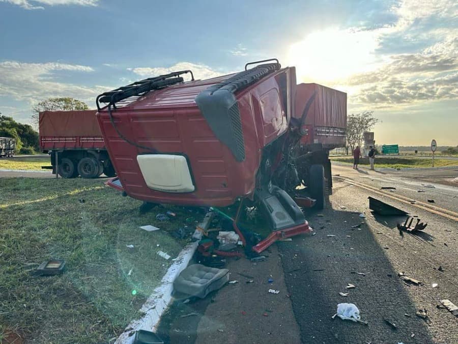 Colisão entre duas carretas na BR-267 deixa motorista em estado grave