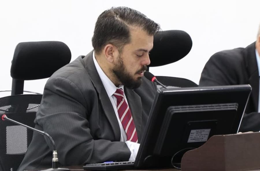 Robert cobra policiamento nas escolas e apresenta projeto de Lei com normas de segurança