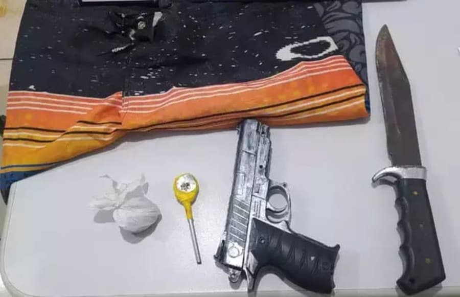 Homem sequestra duas mulheres usando arma de brinquedo e acaba preso