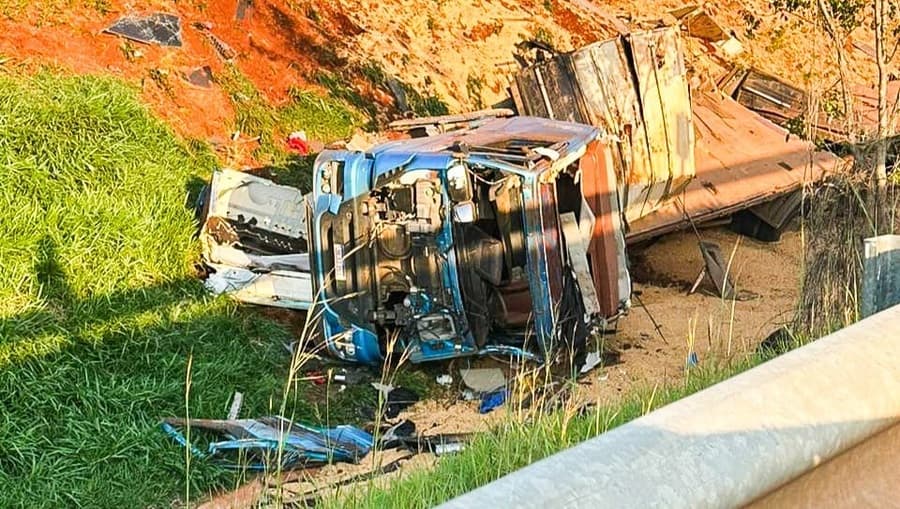 Caminhoneiro fica ferido após carreta perder os freios e capotar na Serra de Maracaju