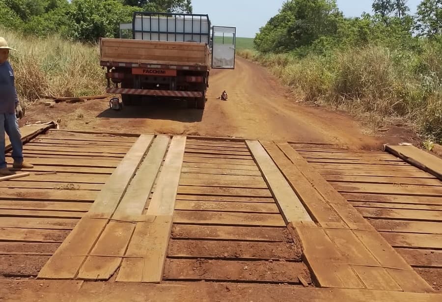 Prefeitura age rápido e recupera ponte danificada na região do Assentamento Valinhos