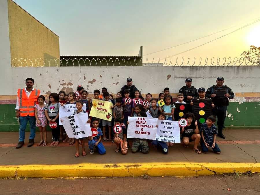Em parceria com a PM, prefeitura realiza projeto sobre o trânsito na Escola Porfíria