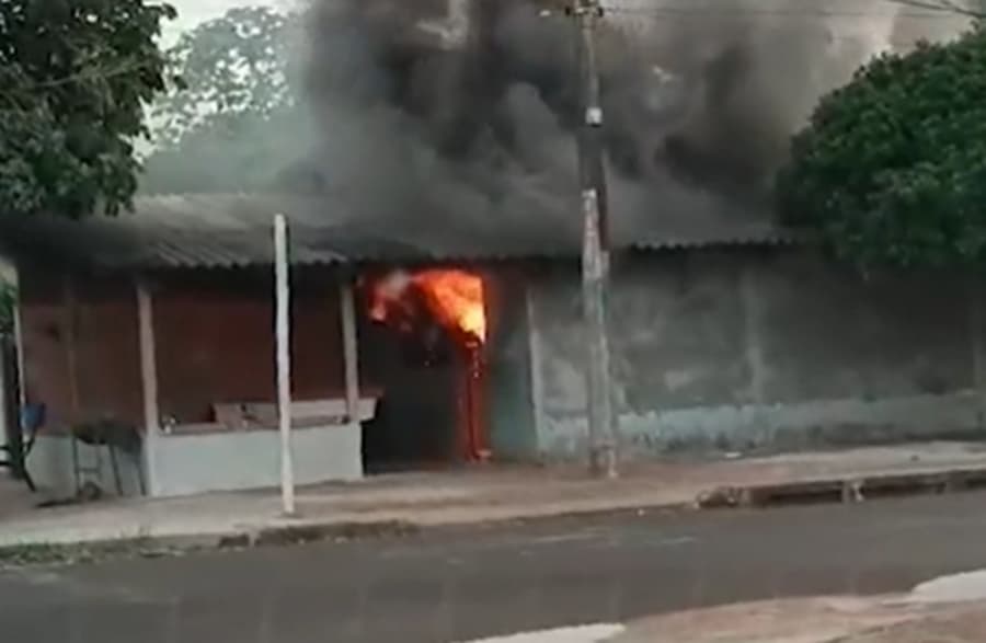 Em Maracaju, casa é consumida pelas chamas na Vila Prateada