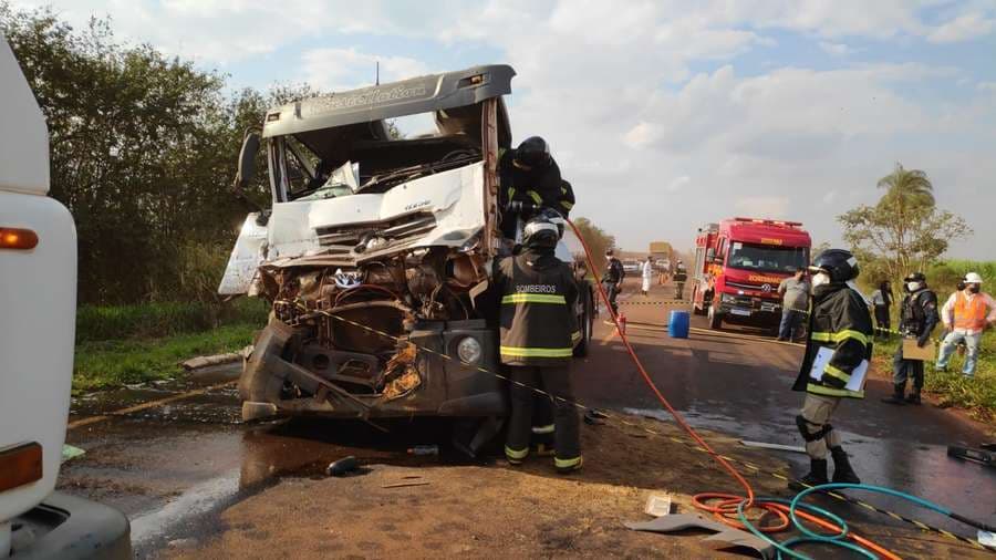 Maracajuense de 28 anos morre em colisão entre dois caminhões na MS-379