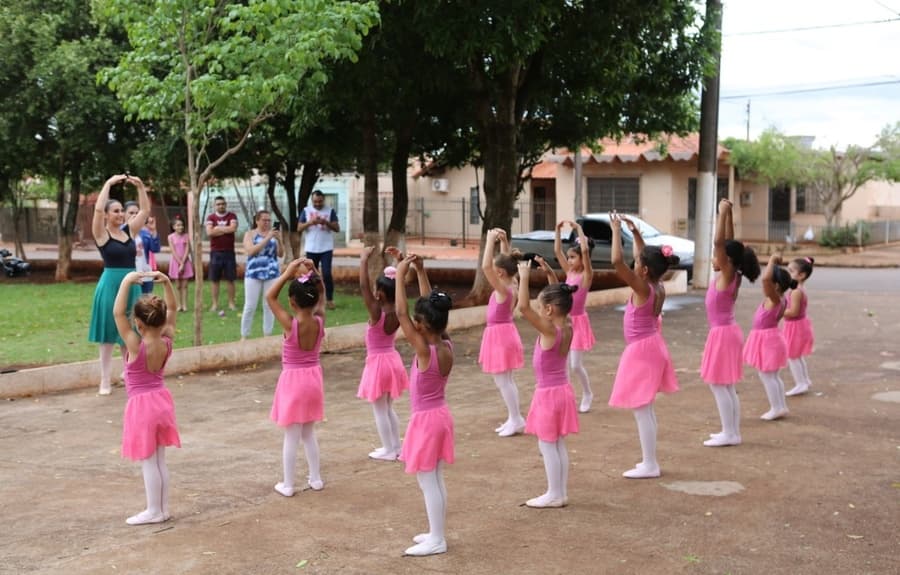 Instituto Pequeno Cidadão entrega uniformes de ballet infantil e novos equipamentos