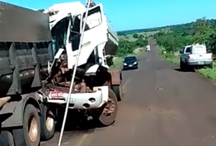 Caminhão de ração colide na traseira de carreta na rodovia MS-162