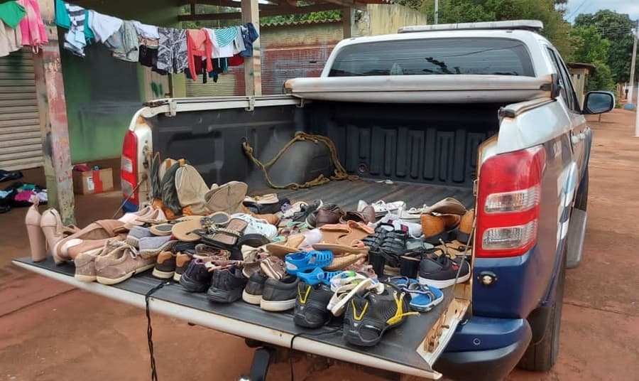 Com apoio da PM, moradores do distrito de Quebra Coco recebem doação de roupas e calçados