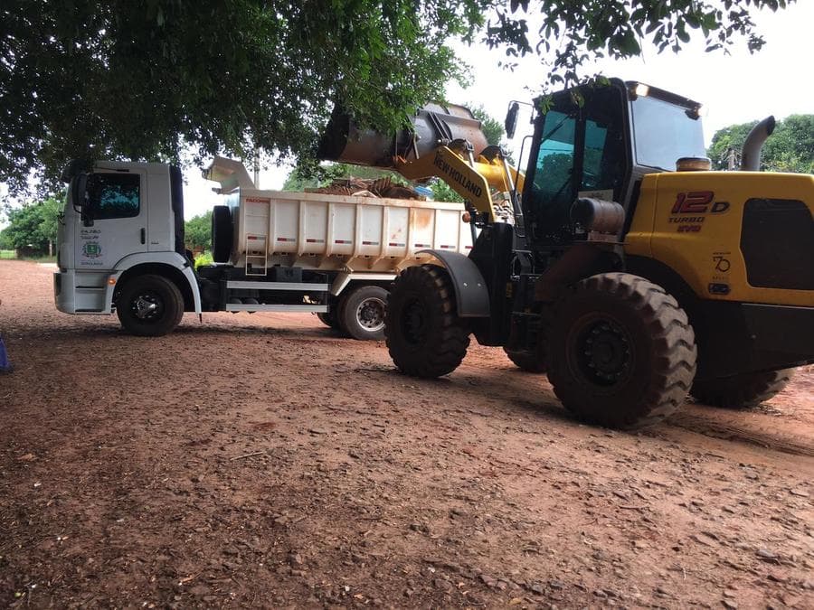 Prefeita atende moradores e acompanha mutirão de limpeza no Quebra Coco