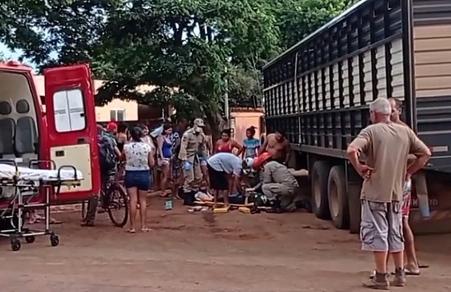Ciclista é atropelada por caminhão boiadeiro a caminho do Frigorífico