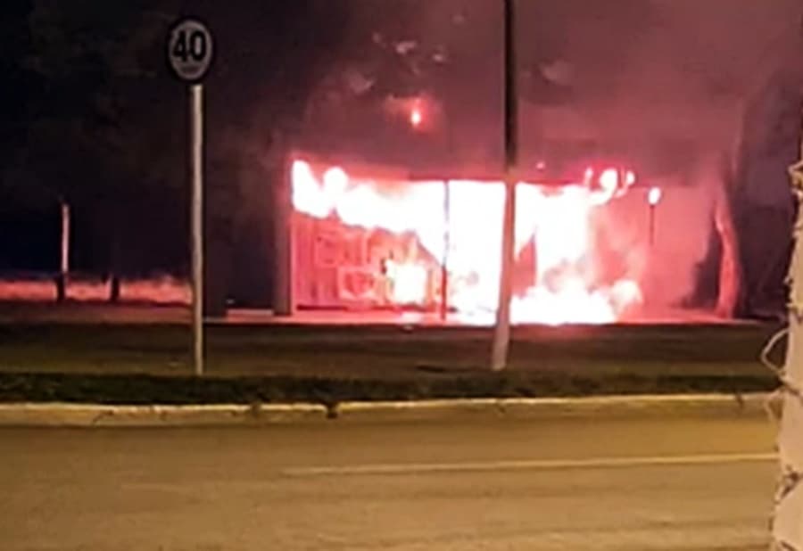 Pane elétrica pode ter sido a causa de incêndio em trailer de lanches no centro da cidade
