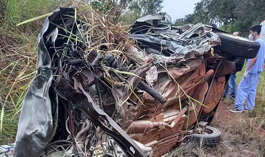 Delegado de 42 anos fica gravemente ferido ao colidir veículo em caminhão na BR-060