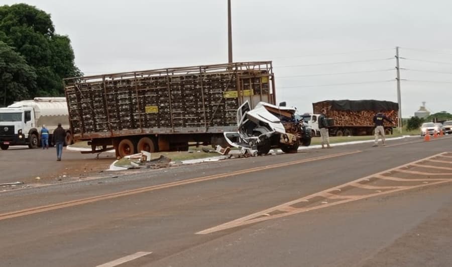 Motorista de 25 anos sobrevive a grave acidente envolvendo caminhão e carreta na BR-060
