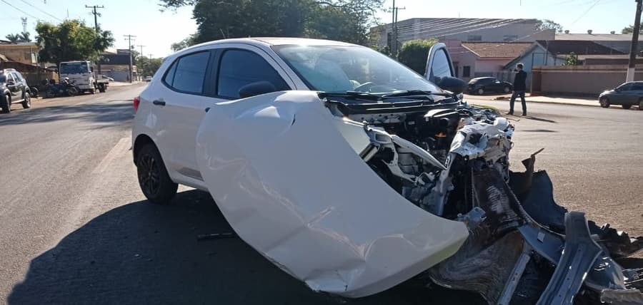 Colisão entre Ford Focus e Fiat Argo é registrada na Avenida Dorvalino dos Santos