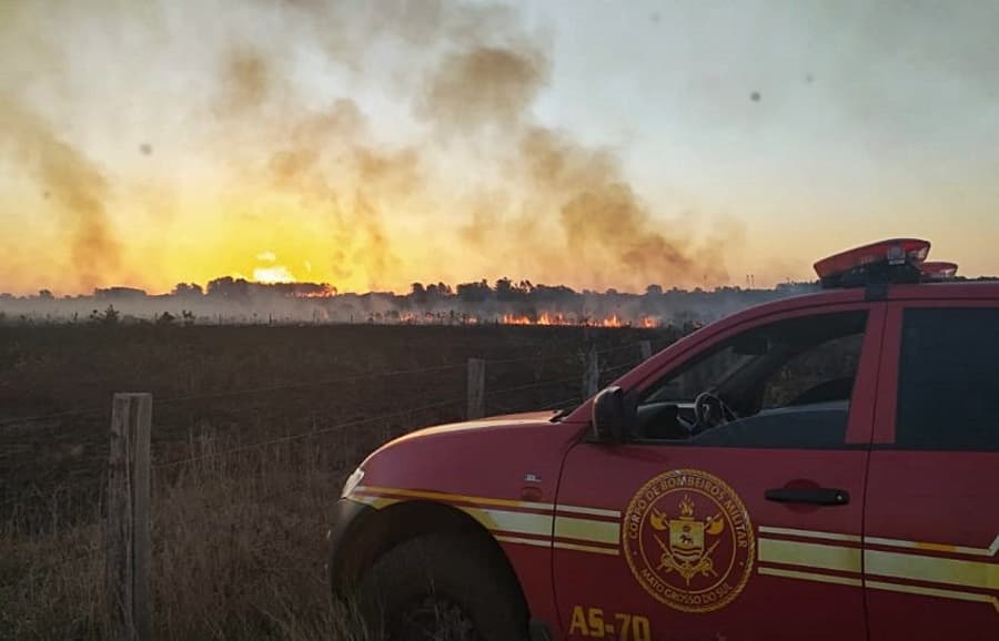 Incêndio em vegetação avança na região do Eldorado e mobiliza o Corpo de Bombeiros