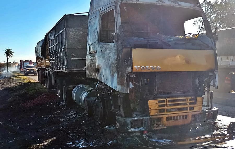 Pane elétrica é a possível causa de incêndio que destruiu carreta na BR-060