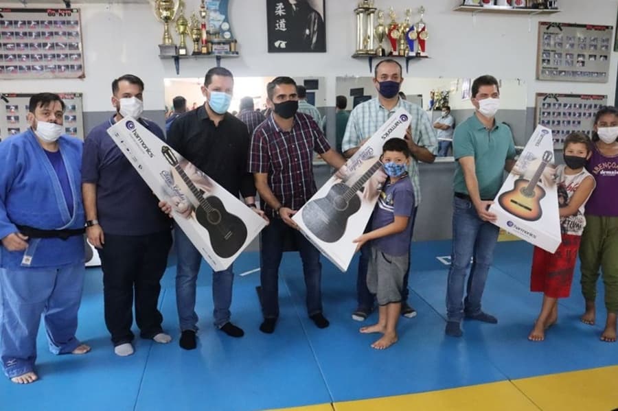 Em Maracaju, Instituto Pequeno Cidadão recebe equipamentos, Kimonos e violões