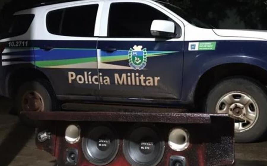 Após denúncia, PM apreende som automotivo de dois veículos na praça central