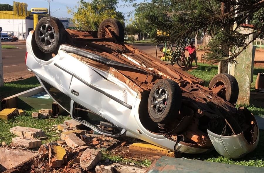 Embriagado, homem quase atropela vendedor de salgado e capota veículo em Avenida