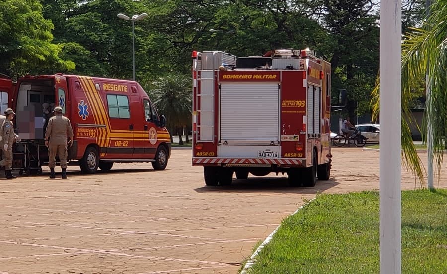 Tijolo e cabo de vassoura viram armas durante briga sangrenta na praça central