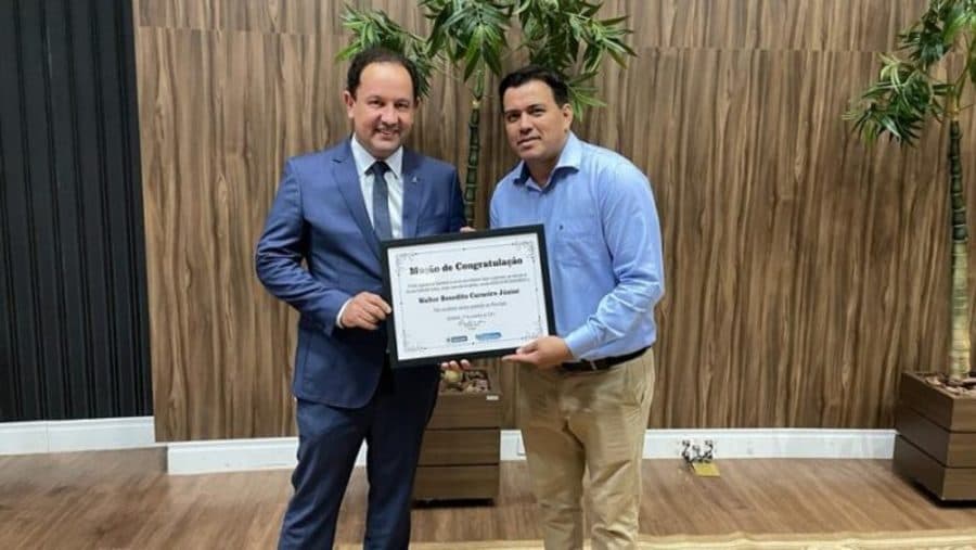 Cledinaldo homenageia diretor da Sanesul com moção de congratulação da câmara