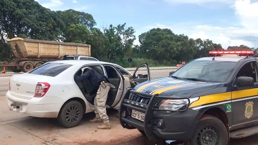 Durante fiscalizações, PRF recupera carro roubado em Sidrolândia