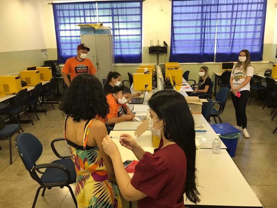 Escolas estaduais recebem aplicação da vacina contra a Covid-19