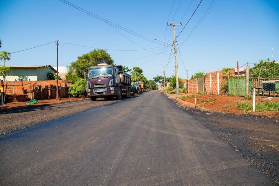 Após obra de drenagem, Prefeitura de Maracaju finaliza asfalto na Rua Nestor Muzzi