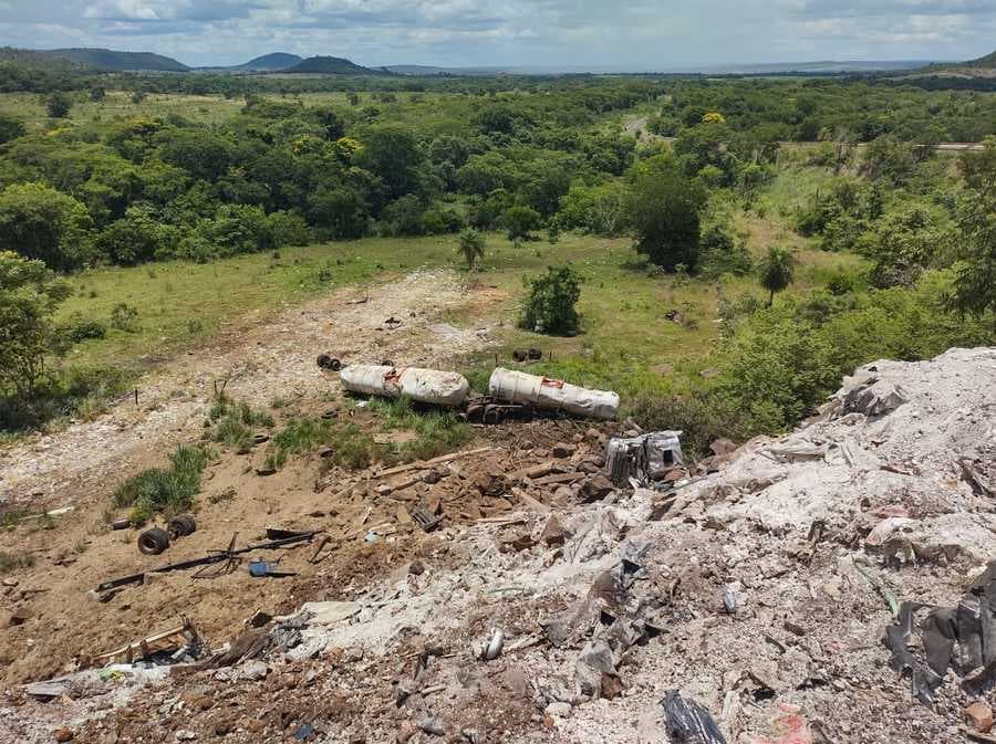 Carreta perde os freios, colide com carro e cai na Serra de Maracaju