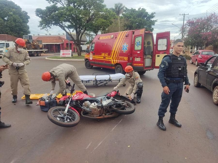 Motociclista é socorrido pelo Corpo de Bombeiros após colisão no Centro de Sidrolândia