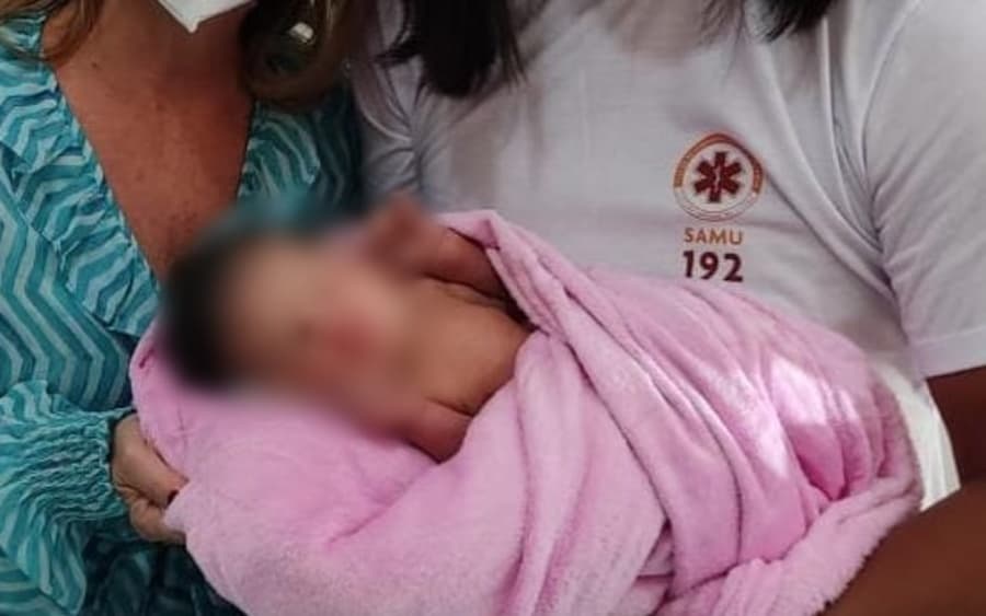 Bebê recém-nascido é resgatado pelo SAMU após ser encontrado abandonado em sacola