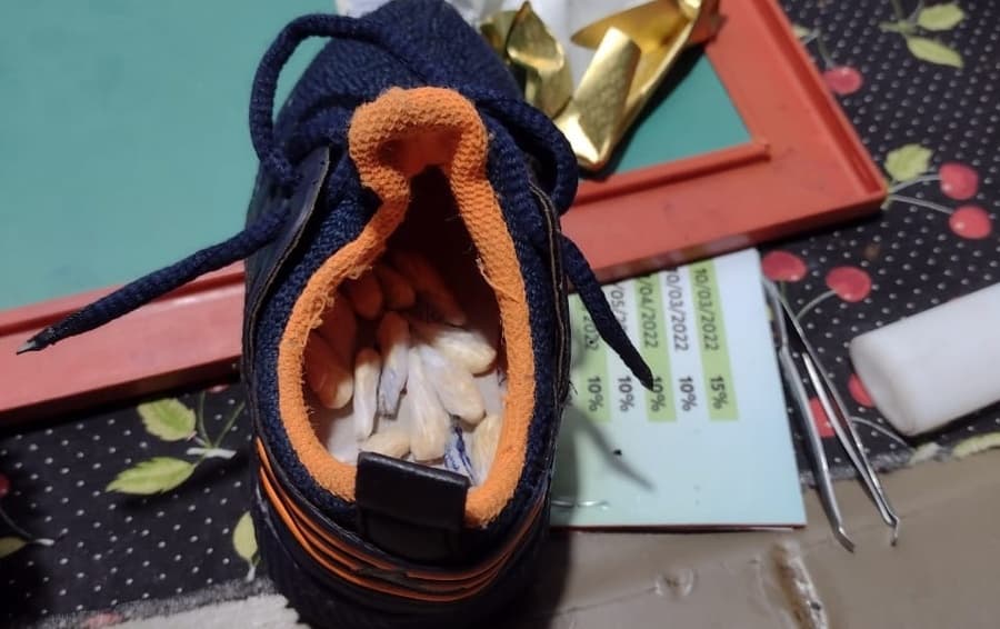 Polícia apreende drogas escondidas em tênis de bebê e fecha mais uma boca de fumo