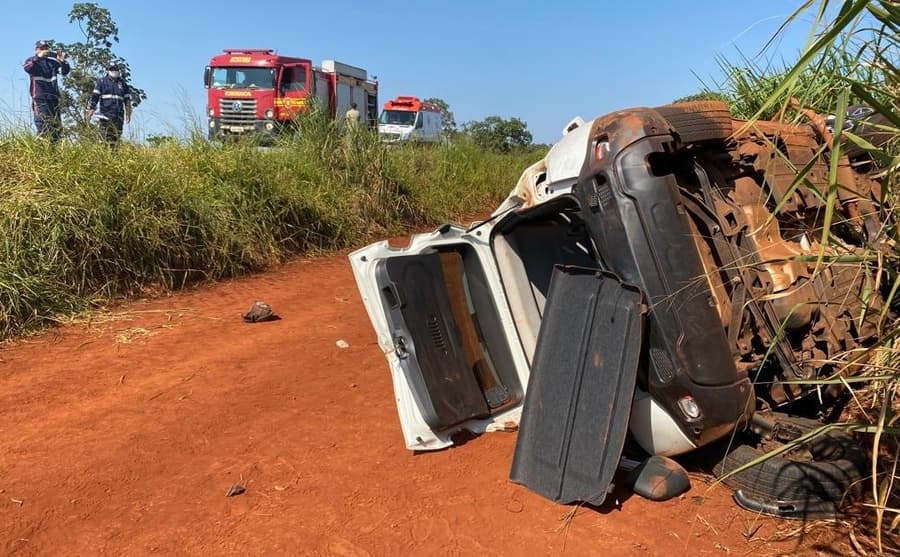 Veículo capota após colisão frontal na BR-060 entre Sidrolândia e Campo Grande